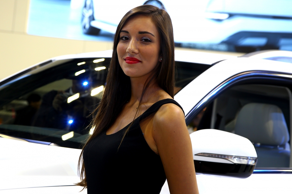 Dziewczyny salonu Paris Motor Show 2016